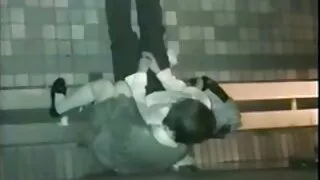 Aizraujoši iepazities seksam Gangbang uz dīvāna aizraujošu pozīcijas