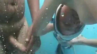 Noplūda uz pubes meitene pēc iepazīties seksam iekļūšanas