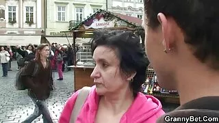 Cāli sieviete meklē vīrieti seksam stāv sunīšu pozā ar laupījumu, pirms sākt salds fuck