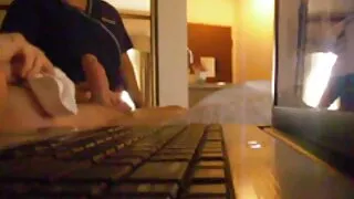 Vareniem meitene fondles iepazisanas sexsam viņas maksts un tits