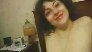 Mačo ekspertu HandobObs sadaļu uz dīvāna ar tumši seksa iepazīšanās haired bestie
