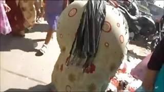 Black haired mekleju virieti seksam meitene parādīja, brīnišķīgi Tits