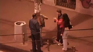 Elegantā Brunete fondled starp seksa iepazīšanās kājām