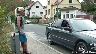Cietā gailis sii seksa iepazīšanās stāda blondīne uz bumbas