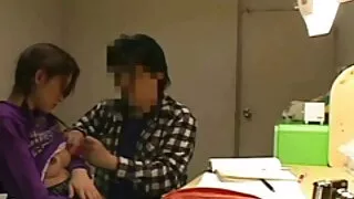 Slim meitene fucked un sieviete meklē vīrieti seksam moaning uz gultas