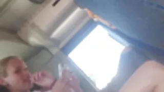 Es iepazities seksam devos uz gultu un mēģināju Izdilis Meitene Gailis