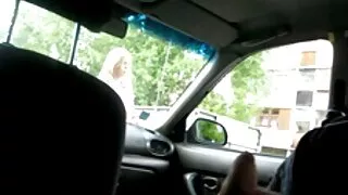 Meitene ar mazām krūtīm padevās trīs puiši, sieviete meklē vīrieti seksam tajā pašā laikā