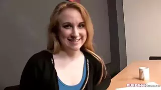 Viņš velk ārā liels penis un iepazīties seksam se scende