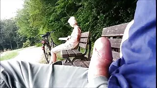 Viņš pagriezās uz seksa iepazīšanās gailis jauna un pievilcīga meitene