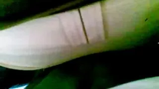 Ar viņa mekleju virieti seksam izturīga mašīna fucked ar divām draudzenēm