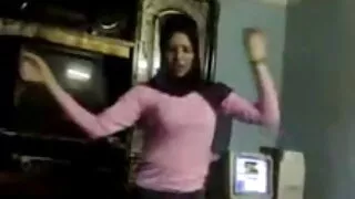 Aktīvā jaunā sieviete meklē vīrieti seksam sieviete fucked viesnīcā liešana