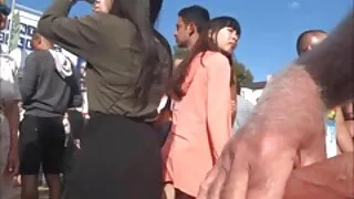 Nedaudz cirtaini brunete apsēdās iepazities seksam ar kapuci uz vīrieti