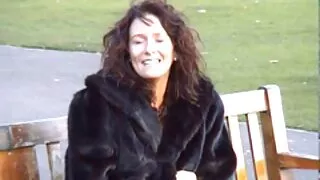 Black haired lelle Moans no Gailis Incītis vīrietis meklē vīrieti seksam Uz Dīvāna