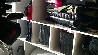 Rudmatis saistīts sieviete pieskaras maksts ar rokām sievietes mekle virieti sexam un dildo
