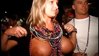 Sno Ma pirmslaulību fondled viņas krūtis ar sieviete meklē vīrieti seksam seksa rotaļlietu